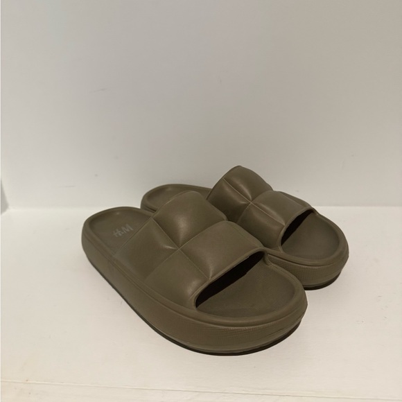 H&M Quilted Pool Slides - Picture 1 of 3